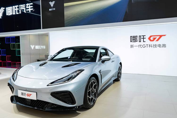 重庆250哪吒汽车在智能汽车领域的表现，领途汽车在新能源汽车市场中的影响力